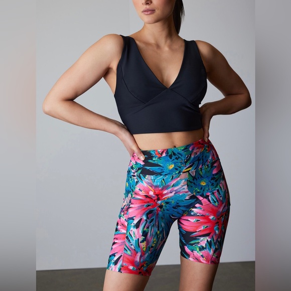 NWT JOSIE NATORI SOLSTICE BIKE SHORTS Sz M in Azalea Trellis Wave Poppy Shorts - Picture 2 of 11